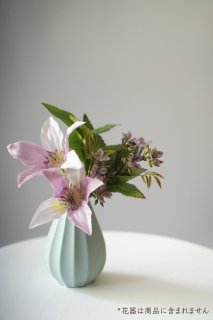 仏花、お供え花紫クレマチス、白百合アレンジ 高品質]御仏壇用のお供え花（クレマチス ブルー）｜お墓へのお供え用