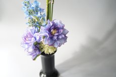 画像2: 春夏の御仏壇のお供え花（ブルー×薄紫ダリア） (2)