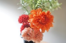 画像2: 御仏壇用のお供え花（ダリア（オレンジ）とポンポンマム） (2)