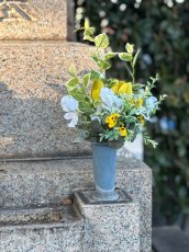 画像2: お墓用高級造花 【MEMORIES PREMIUM】春のお供えチューリップ（黄色・１対） (2)