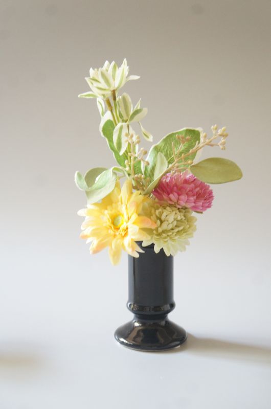 【新商品】【御仏壇用のお供え花+花器セット】ガーベラ（黄色）・ボンボンマムと花器（黒 or 白）