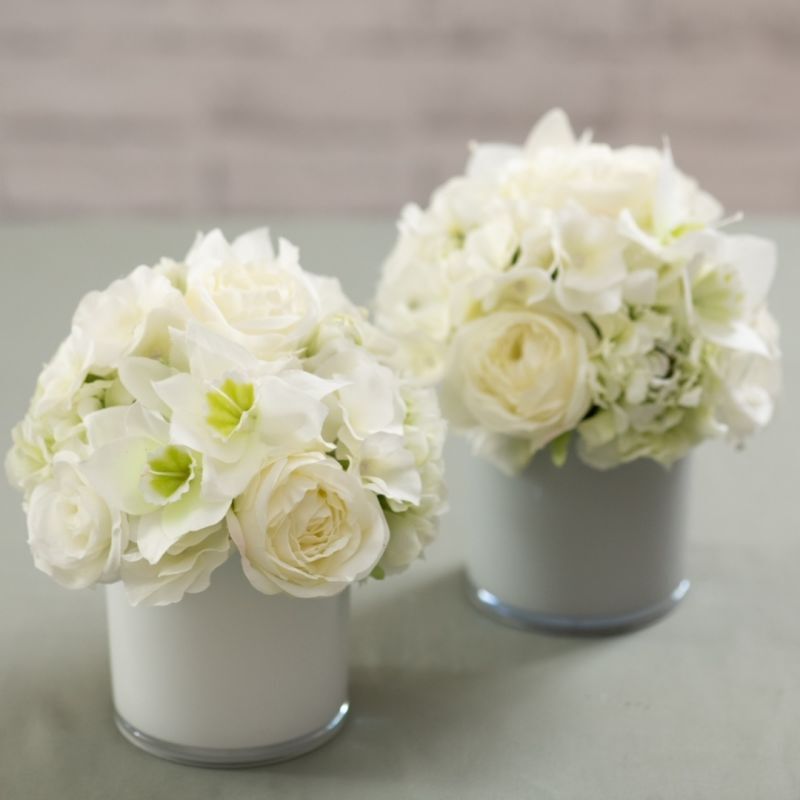 「花の手入れなんてしたことがなかったから、造花は助かるね。」（お悔やみの造花アレンジメント）
